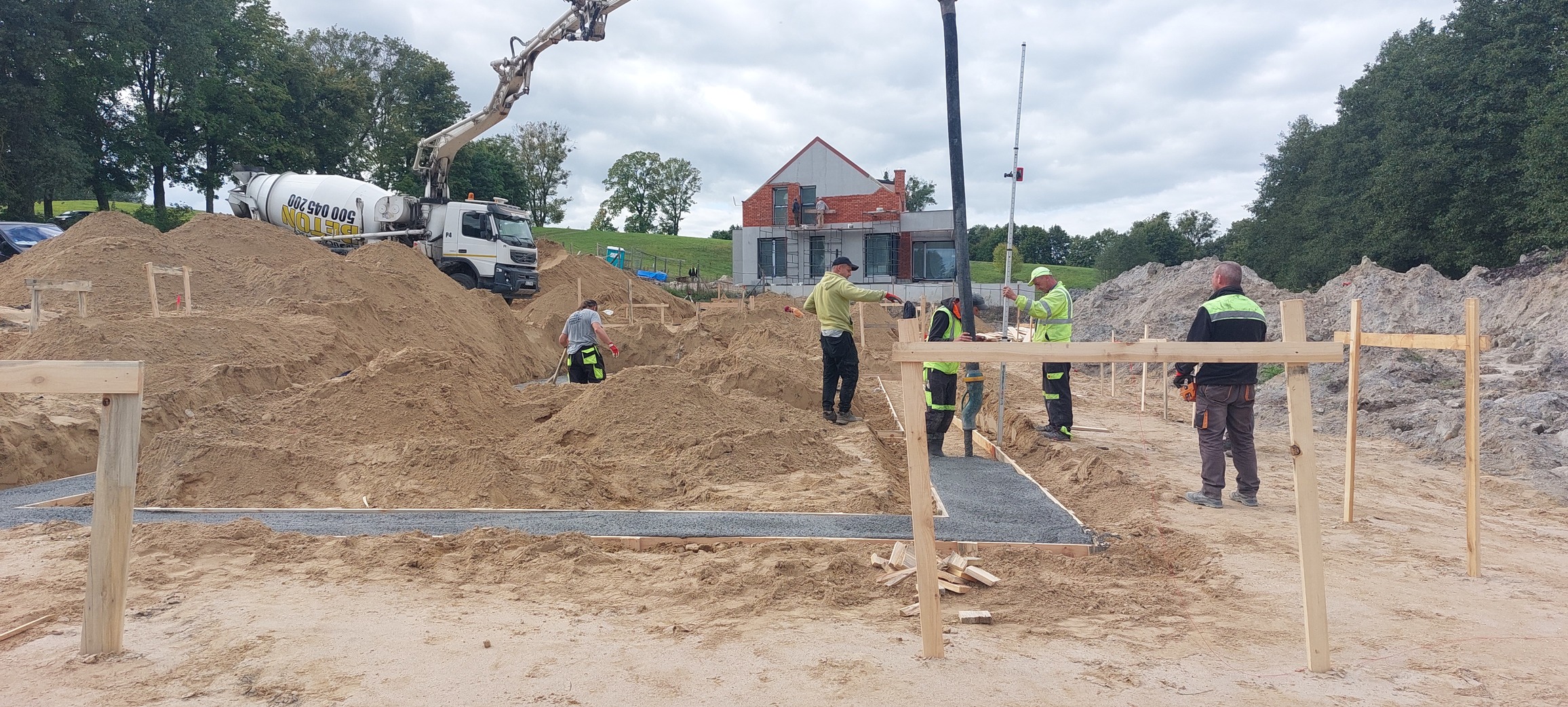 Prace Fundamentowe z Pompą do Betonu